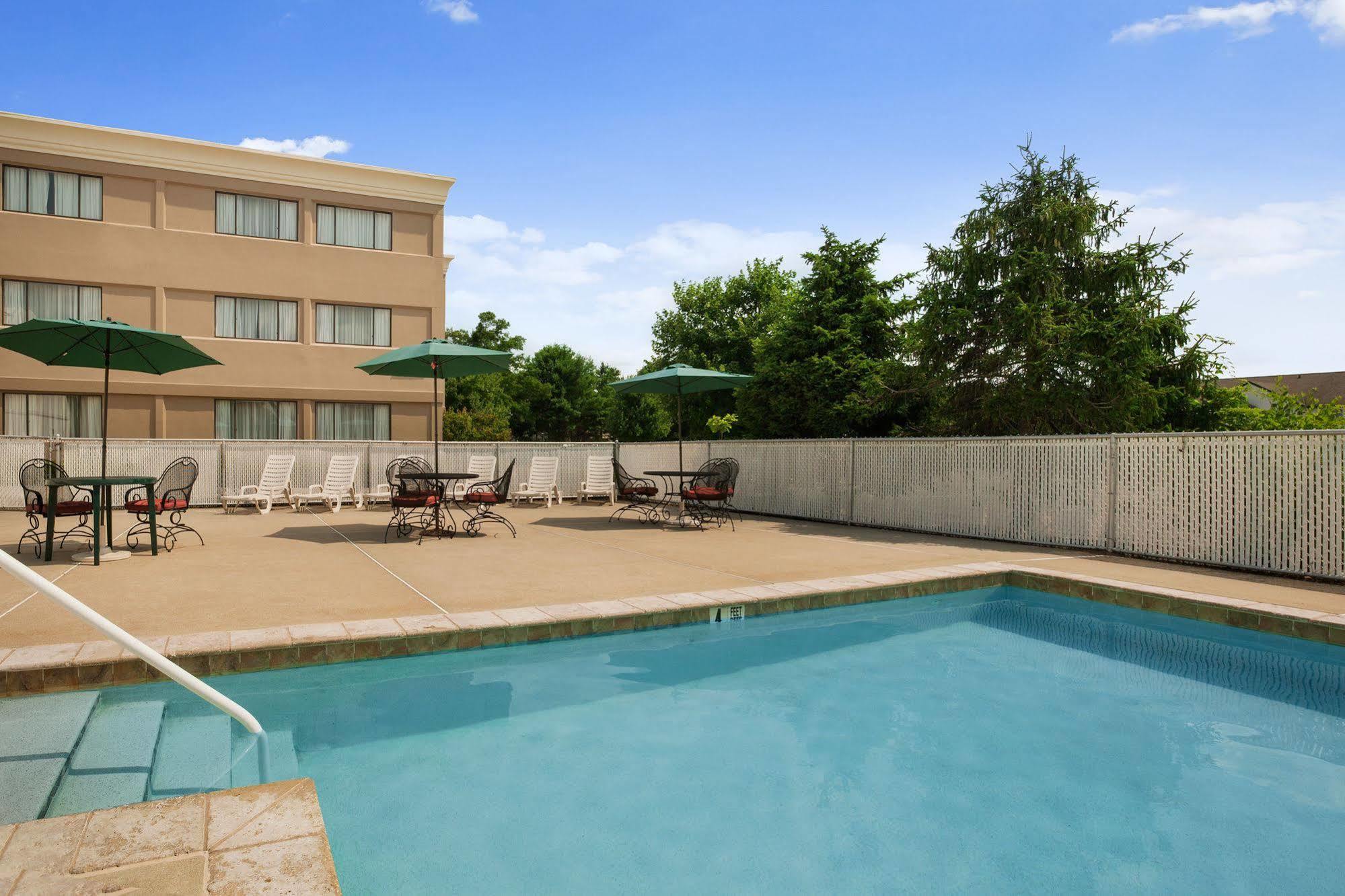 Ramada By Wyndham Toms River Exterior foto